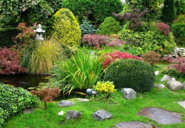 Taman dengan Tanaman Berbunga Tradisional